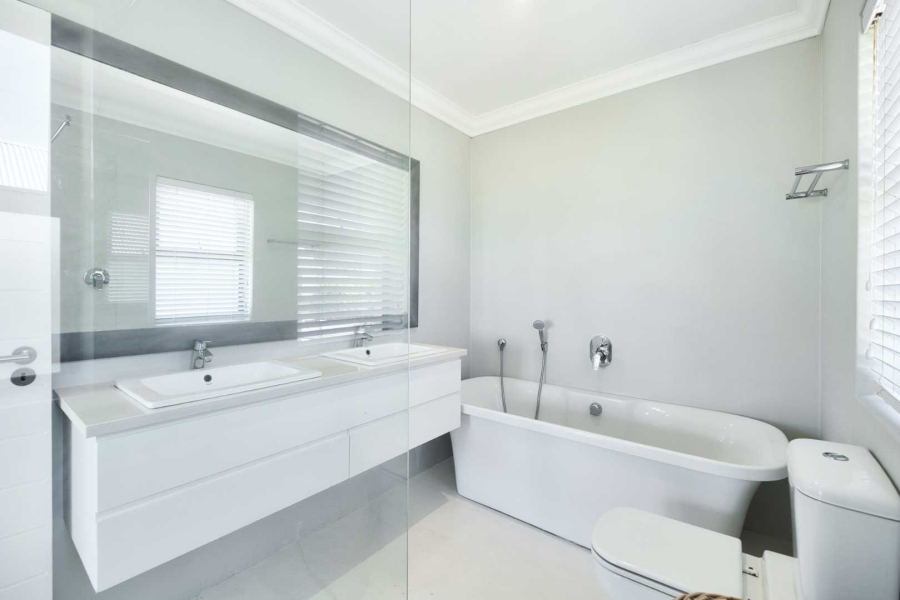 4 Bedroom Property for Sale in Fernkloof Estate Western Cape